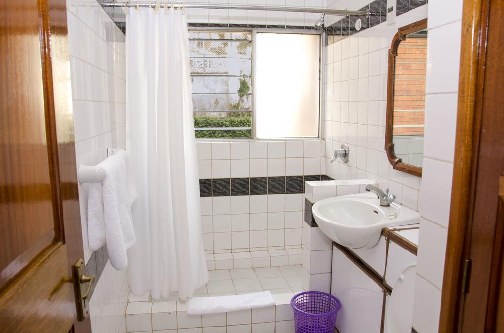 Golf Course Apartments Кампала Екстериор снимка